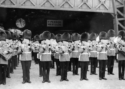 220219 Afbeelding van een harmonieorkest op het eerste perron van het N.S.-station Amsterdam C.S. te Amsterdam.